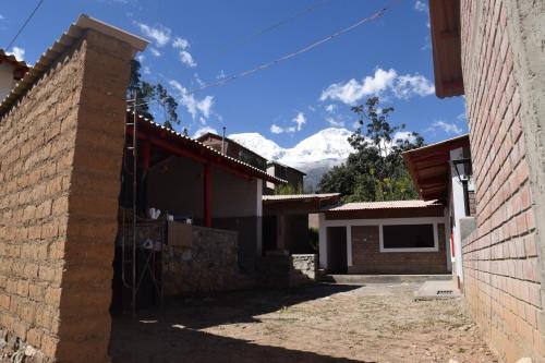 a view of a house with a mountain in the background at La Casita de mi Abuela in Mancos