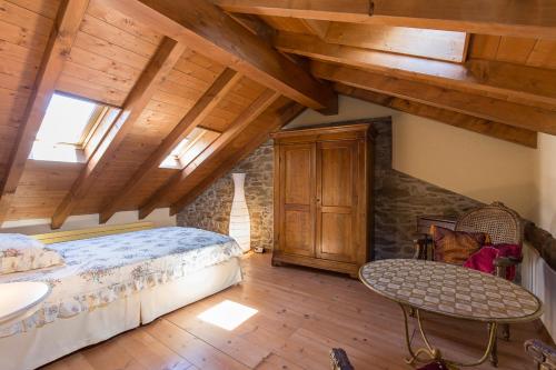 1 dormitorio con 1 cama y 1 silla en el ático en Villa Elisette by Impero House, en Stresa