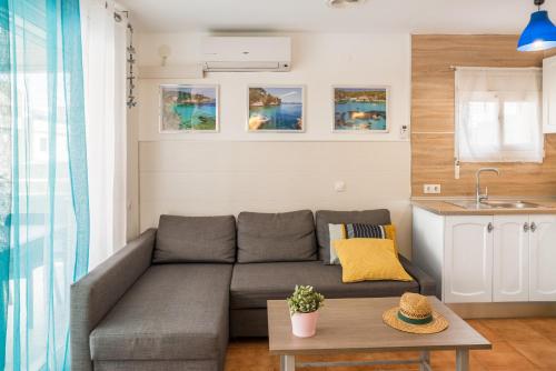 Apartamento en Salou في سالو: غرفة معيشة مع أريكة وطاولة