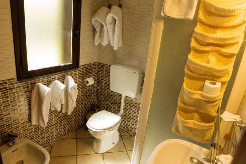 La salle de bains est pourvue de toilettes, d'un lavabo et d'un miroir. dans l'établissement Sotto Il Vulcano, à Nicolosi