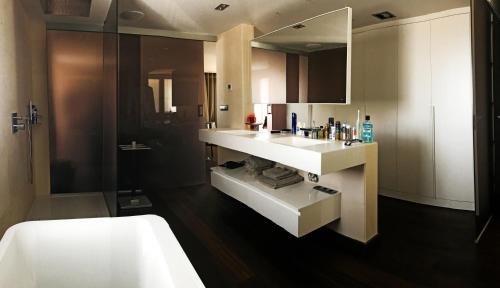 アリカンテにあるSeaside Villaのバスルーム(白い洗面台、鏡付)
