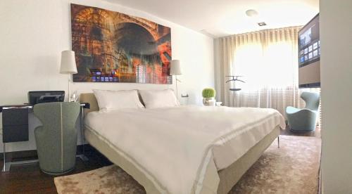 アリカンテにあるSeaside Villaのベッドルーム1室(壁に絵画が描かれた大型ベッド1台付)