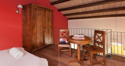 1 dormitorio con mesa, cama, mesa y silla en La Estibialla, en Campo