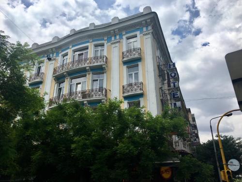 a tall building with balconies on the side of it at Hotel Kastoria in Thessaloniki