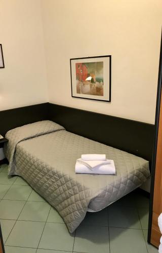 Una cama o camas en una habitación de Hotel St Pierre