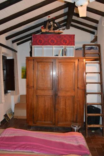 カスタニェート・カルドゥッチにあるCasa del Popolo 3の木製のキャビネットとはしご付きの部屋