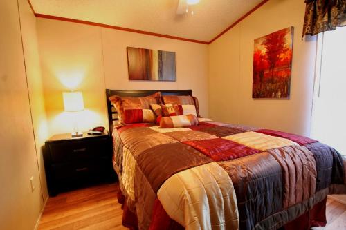 Eagle Ford Village Suites في Dilley: غرفة نوم بسرير كبير وموقف ليلي