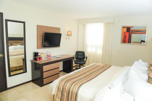 Postel nebo postele na pokoji v ubytování Ramada Hola Culiacan