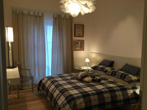 フォリーニョにあるPeace-loving house "La casetta"のベッドルーム1室(ベッド2台、テーブル、ランプ付)