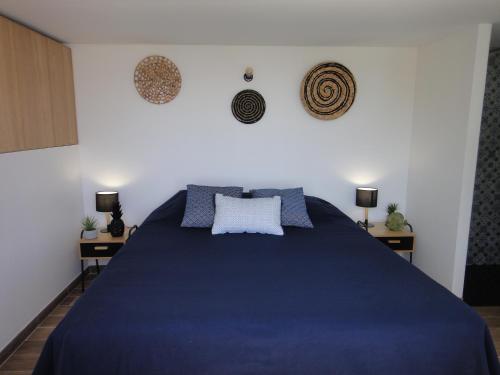 Tempat tidur dalam kamar di Home Cassis - Maison Mediterranée - Piscine chauffée
