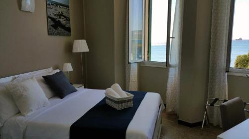 una camera d'albergo con letto e finestra di Luna Rooms a Savona