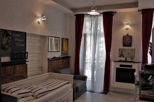 A bed or beds in a room at Belvárosi Apartmanszálló - Kiskunfélegyháza