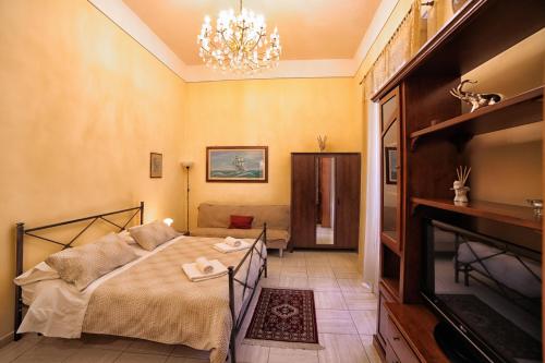 カーヴァ・デ・ティッレーニにあるLa Corteのベッドルーム1室(ベッド1台、シャンデリア付)