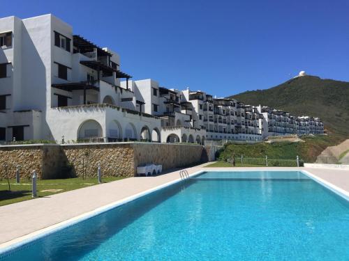Swimming pool sa o malapit sa L'appartement Bella Vista - Vue panoramique sur la Méditerranée WIFI