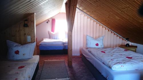 een slaapkamer met 2 bedden op een zolder bij Ferienhaus Brigitte in Klingenthal