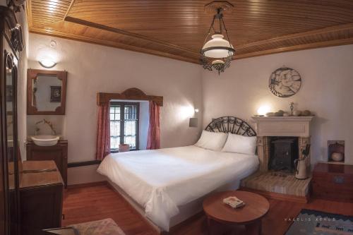 Postel nebo postele na pokoji v ubytování Urania Traditional Stone House
