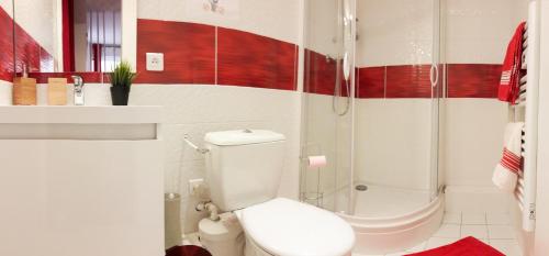 トゥールーズにあるStudio rouge Ramblas Centre Toulouseのバスルーム(トイレ、シャワー付)