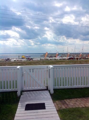 a white fence with the beach in the background at Kusfeld in Kuźnica
