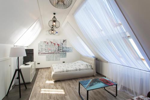 スヴェトロゴルスクにあるBaltic Luxury-54a with See Viewの屋根裏のベッドルーム(ベッド1台、窓付)