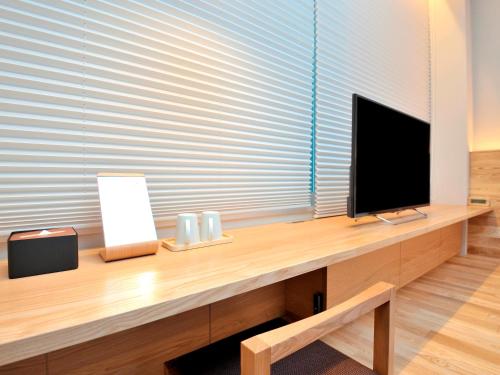 Телевизор и/или развлекательный центр в hotel androoms Osaka Hommachi