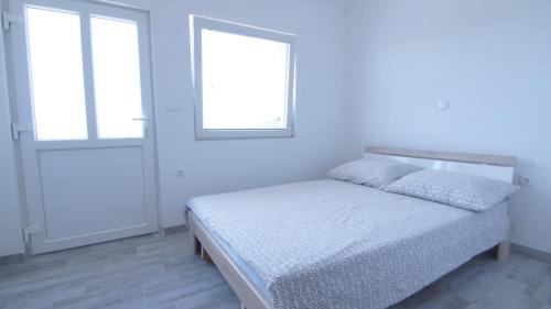 A bed or beds in a room at Apartments Domani