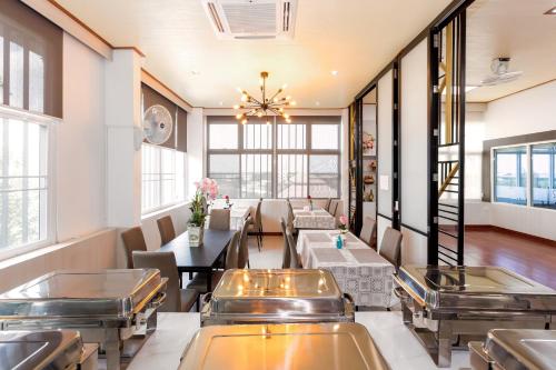 Posezení v ubytování RoomQuest Suvarnabhumi Airport Romklao Soi 6