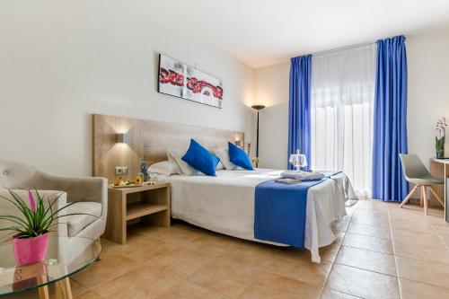 Un pat sau paturi într-o cameră la Hotel Gran Playa