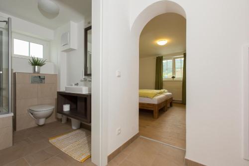 Habitación con baño con lavabo y aseo. en Bierhotel Ranklleiten Almtal, en Pettenbach