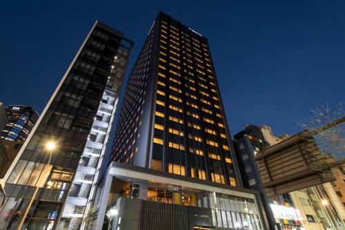 dos edificios altos en una ciudad por la noche en remm Roppongi, en Tokio