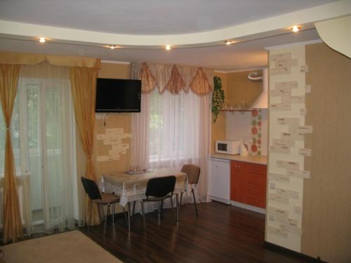 een keuken met een tafel en stoelen in een kamer bij Apartment in Life Center Kleopatra in Krivoy Rog