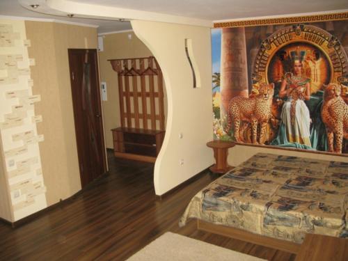 een slaapkamer met een groot schilderij aan de muur bij Apartment in Life Center Kleopatra in Krivoy Rog
