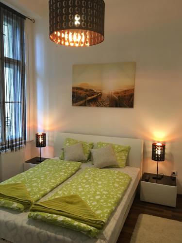 Posteľ alebo postele v izbe v ubytovaní Gozsdu Entertainment District Apartment