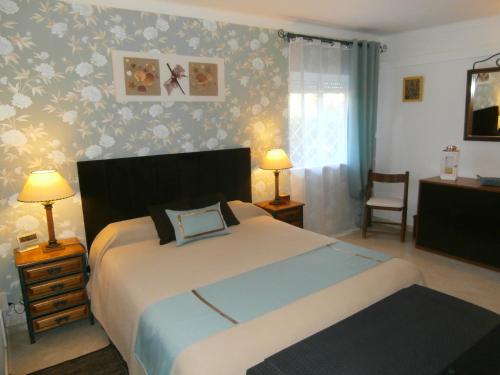 ヴィラモウラにあるCasa Bouganvilleのベッドルーム1室(ベッド1台、ランプ2つ付きのデスク付)