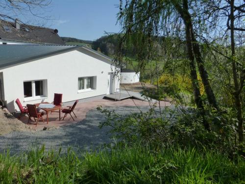 a view of the house from the yard at Hainhof Gaestewohnungen in Bad König