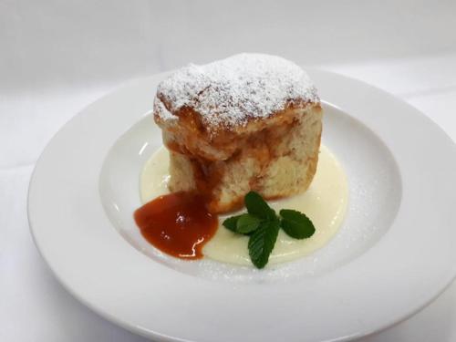 een stuk cake met poedersuiker op een bord bij Wildenauer's in Biedermannsdorf