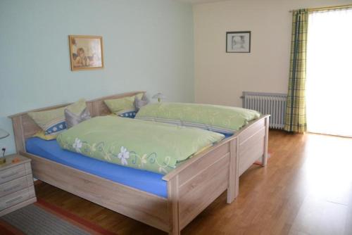 Schlafzimmer mit einem Bett mit blauer Matratze in der Unterkunft Erlebnispension Zum Wanderer Sepp in Arnbruck