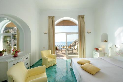 1 dormitorio con cama y vistas al océano en Villa Rosa, en Positano