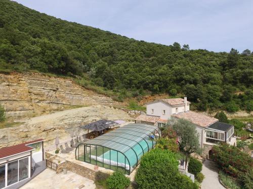 une vue aérienne sur une maison avec un bâtiment en verre dans l'établissement Mas Auziere, à Le Martinet