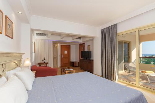 Postel nebo postele na pokoji v ubytování Lindos Princess Beach Hotel