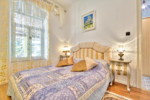 A bed or beds in a room at Boutique Apartman Villa Mediteran