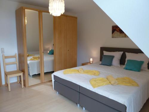 - une chambre avec 2 lits et un lustre dans l'établissement Ferienwohnung Mühlerain, à Heitersheim