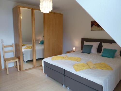 ハイタースハイムにあるFerienwohnung Mühlerainのベッドルーム1室(ベッド2台、シャンデリア付)