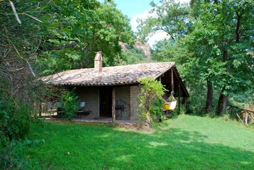 LubrianoにあるHoneymoon Cottageの畑の小屋