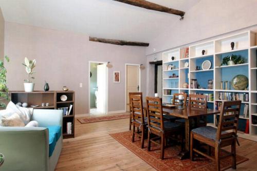 un salon avec une table et des chaises de salle à manger dans l'établissement Maison de Textile, à Montolieu