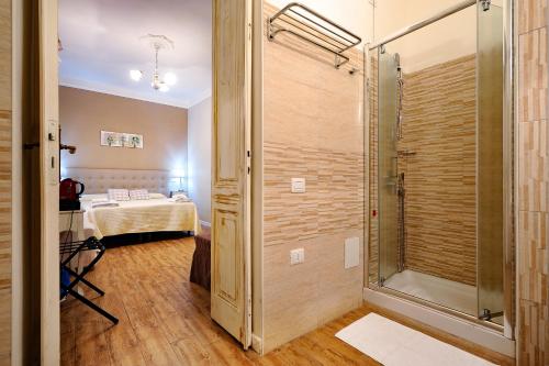łazienka z prysznicem i sypialnia w obiekcie Onda Marina Rooms w Cagliari