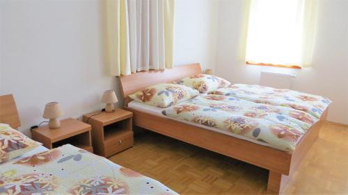 ein kleines Schlafzimmer mit 2 Betten und 2 Lampen in der Unterkunft Holiday House Kanalec in Drežnica