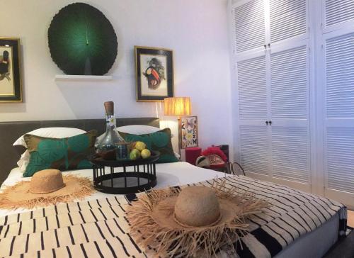 um quarto com uma cama com dois chapéus em Nakai Beach Homestay em Trafalgar