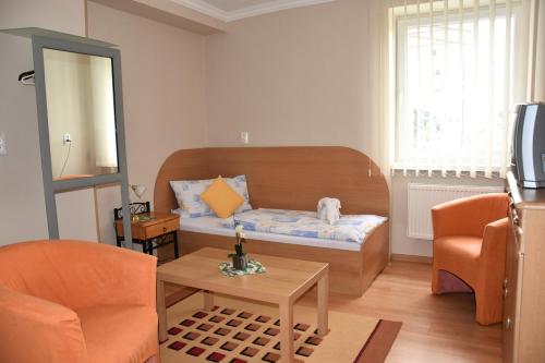 mały pokój z łóżkiem i stołem w obiekcie Hotel Baník Handlová w mieście Handlová