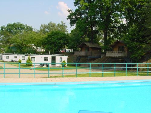 בריכת השחייה שנמצאת ב-Camping Hitjesvijver או באזור