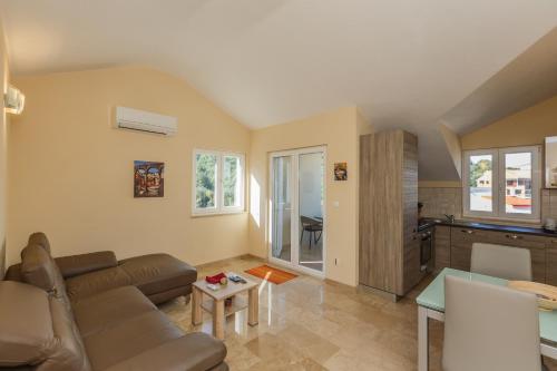 een woonkamer met een bank en een tafel bij Villa Joma 2 in Trogir